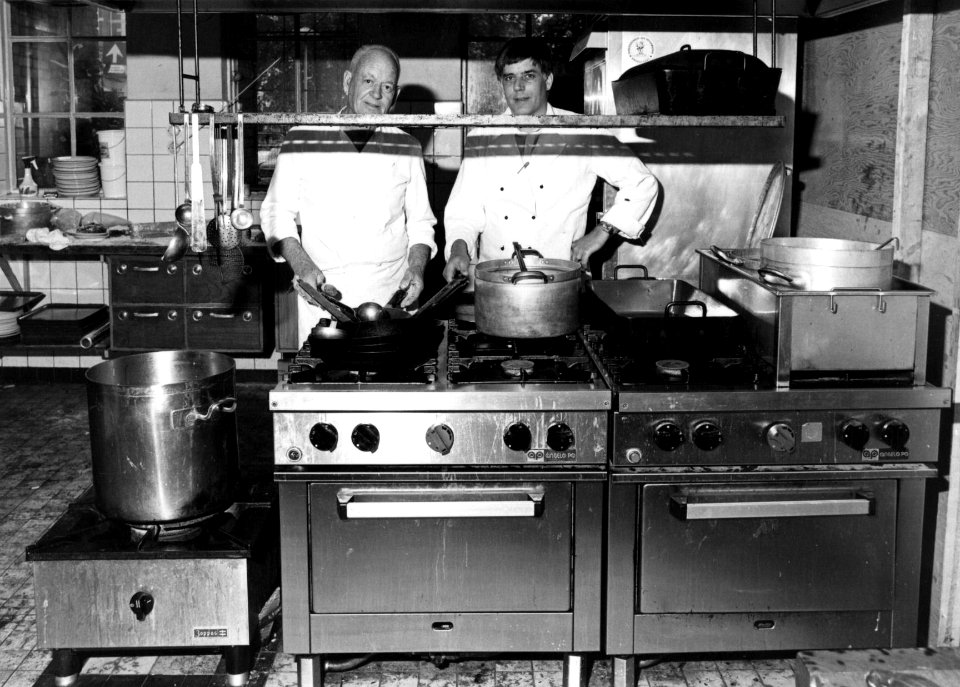 HUA-154393-Interieur van de keuken van het Hoofdgebouw III (HGB III, Moreelsepark) van de N.S. te Utrecht- gasfornuis