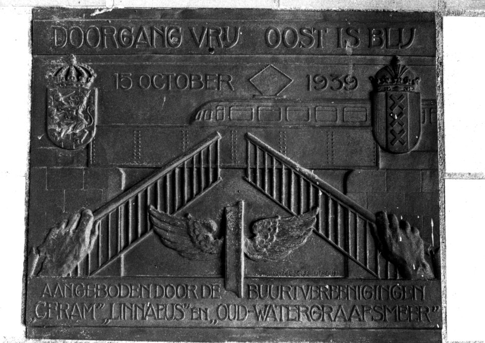 HUA-154053-Afbeelding van de plaquette in de tunnel onder het spoor in de 1e van Swindenstraat te Amsterdam (bij het N.S.-station Amsterdam Muiderpoort), aangeboden door de buurtverenigingen Ceram, Linnaeus en O