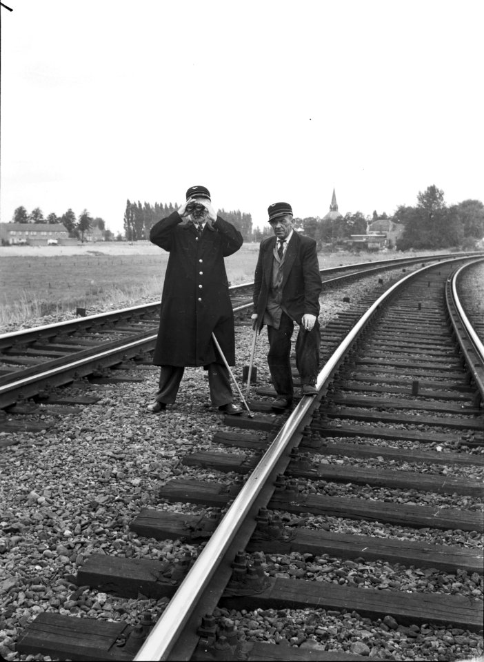 HUA-154281-Afbeelding van twee baaninspecteurs van de N.S. op de spoorlijn nabij Den Bosch