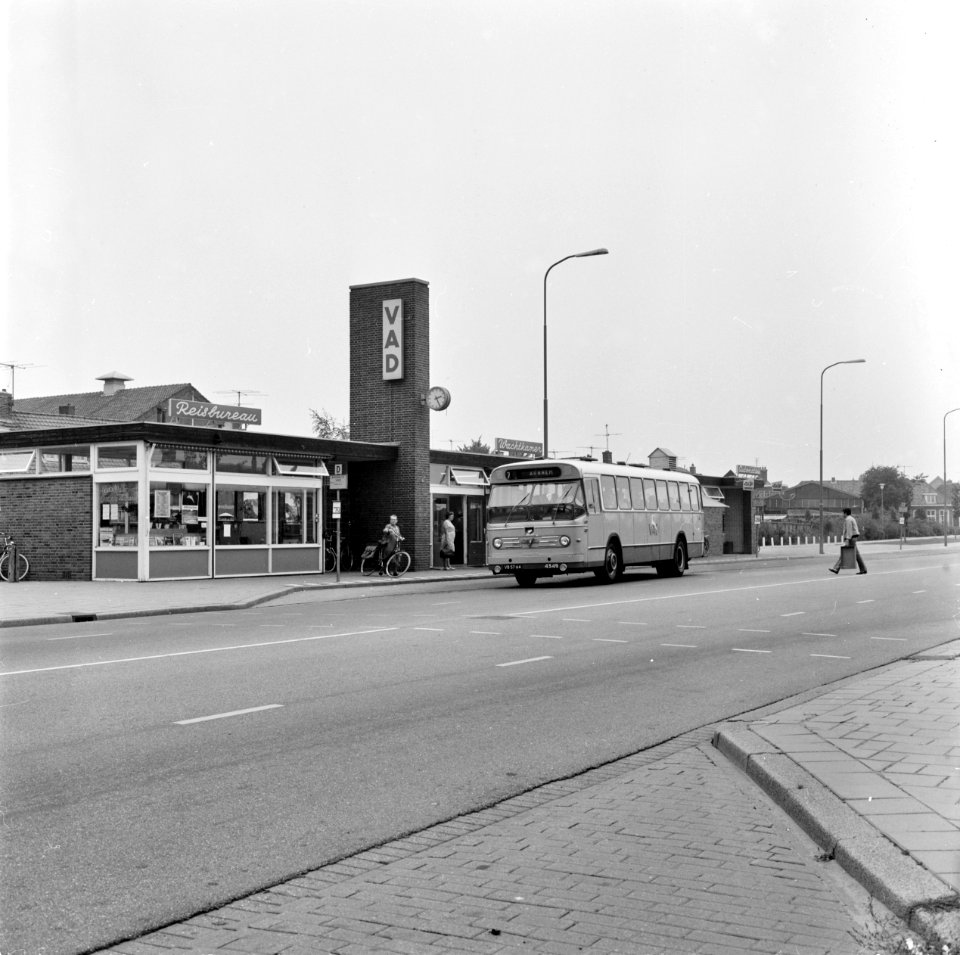 HUA-154190-Afbeelding van de Leyland-Verheul streekbus nr. 4349 van de V.A.D. als lijn 7 naar Arnhem bij het autobusstation van de V.A.D. aan de Vitringasingel te Harderwijk