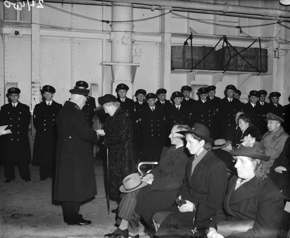 Hr. Ms. Karel Doorman, Maashaven, Rotterdam. Uitreiking posthume onderscheidi…, Bestanddeelnr 902-4400
