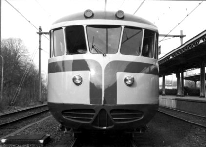 HUA-152350-Afbeelding van de NS 20 ("Kameel", voormalig directierijtuig) van de N.S. als VIP-car in geel-blauwe N.S.-huisstijl te Deventer (?)