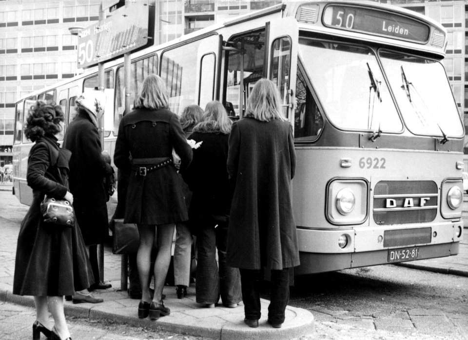 HUA-154236-Afbeelding van de DAF-Den Oudsten autobus nr. 6922 van de N.Z.H. met instappende reizigers op het busstation te Leiden