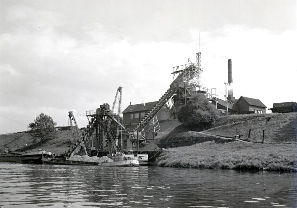 HUA-154243-Gezicht op de overslaginstallaties voor grind van schepen op spoorwagons van de N.S. bij Grinderij Linne te Linne