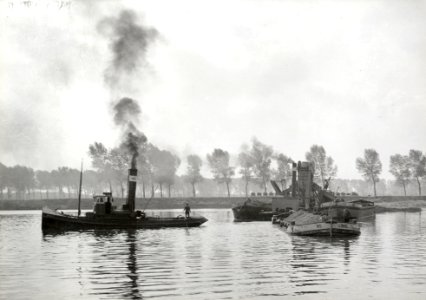 HUA-154242-Afbeelding van een baggermolen voor het baggeren van grind en een sleepboot van de N.S. bij Grinderij Linne te Linne