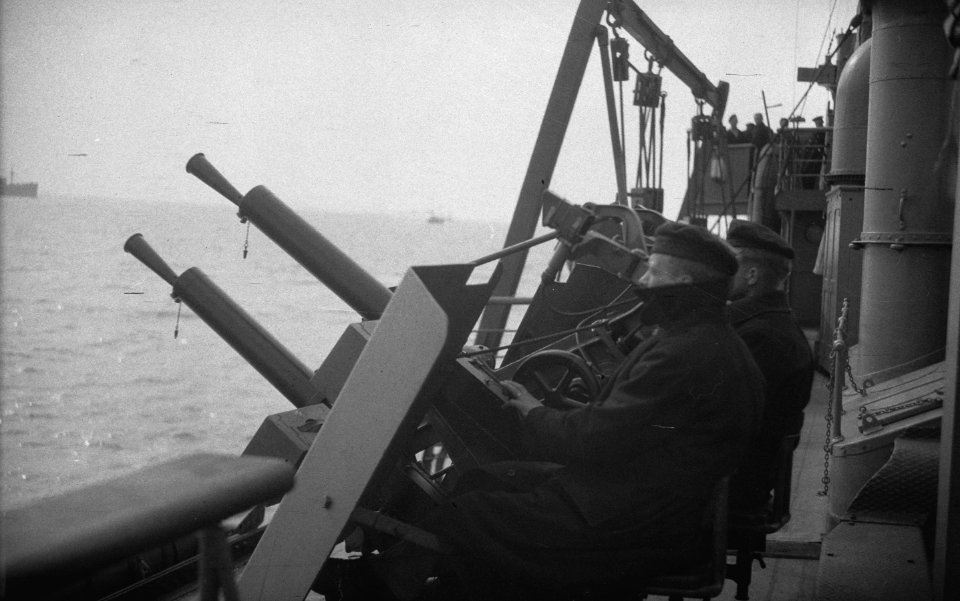 Hr. Ms. Flores. De snelvuurkanonnen pom-poms worden dag en nacht bemand, Bestanddeelnr 934-9988