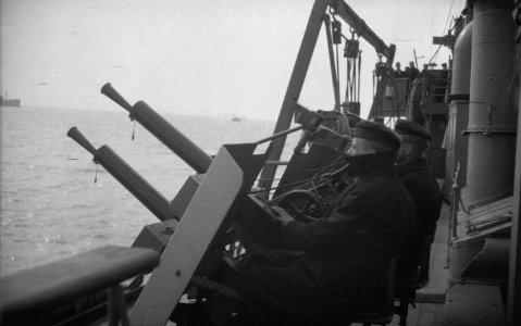 Hr. Ms. Flores. De snelvuurkanonnen pom-poms worden dag en nacht bemand, Bestanddeelnr 934-9988
