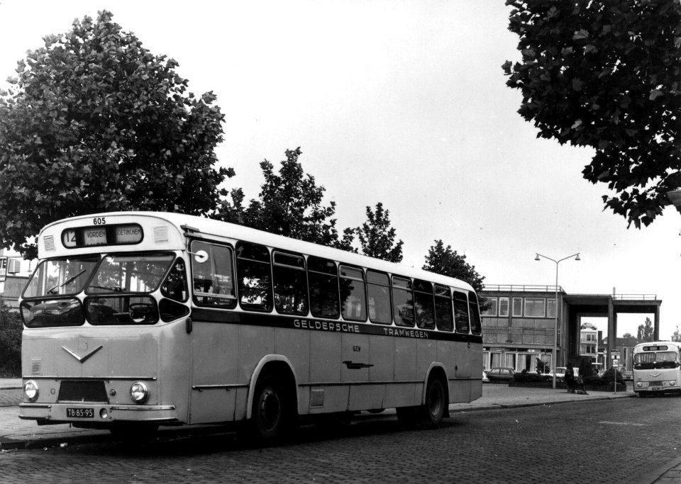 HUA-154221-Afbeelding van de Verheul autobus nr. 605 van de G.T.W. als lijn 12 naar Doetinchem op het Stationsplein te Zutphen