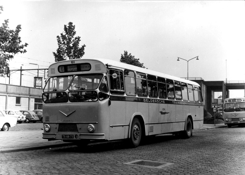 HUA-154220-Afbeelding van de Verheul autobus nr. 611 van de G.T.W. als lijn 6 naar Doetinchem op het Stationsplein te Zutphen