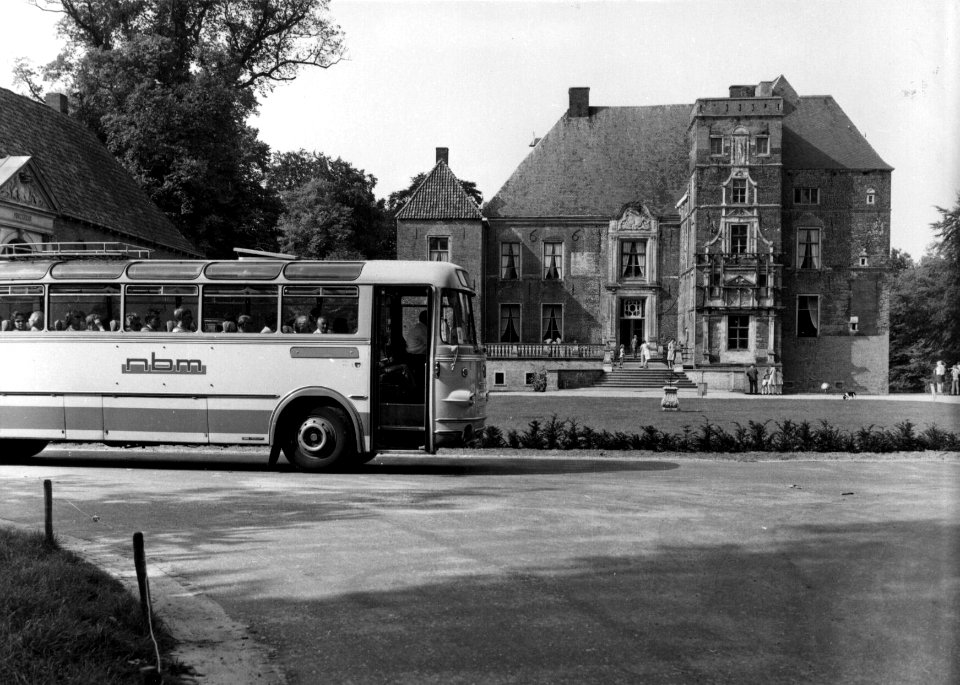 HUA-154216-Afbeelding van een Leyland autobus van de N.B.M. tijdens een dagtocht bij Kasteel Cannenburch te Vaassen