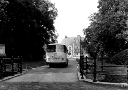 HUA-154217-Afbeelding van een Leyland autobus van de N.B.M. tijdens een dagtocht bij Kasteel Cannenburch te Vaassen