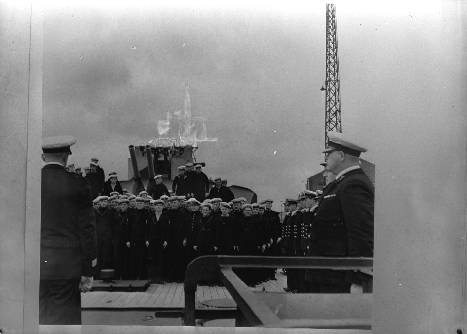 Hr. Ms. Jacob van Heemskerck terug in Groot-Brittannië na operaties in het Ver, Bestanddeelnr 935-0378