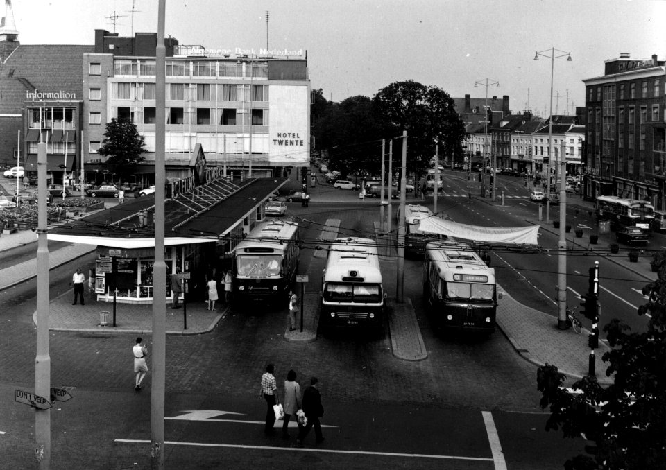 HUA-154200-Gezicht op het stadsbusstation aan het Stationsplein te Arnhem met enkele trolleybussen van het G.V.A