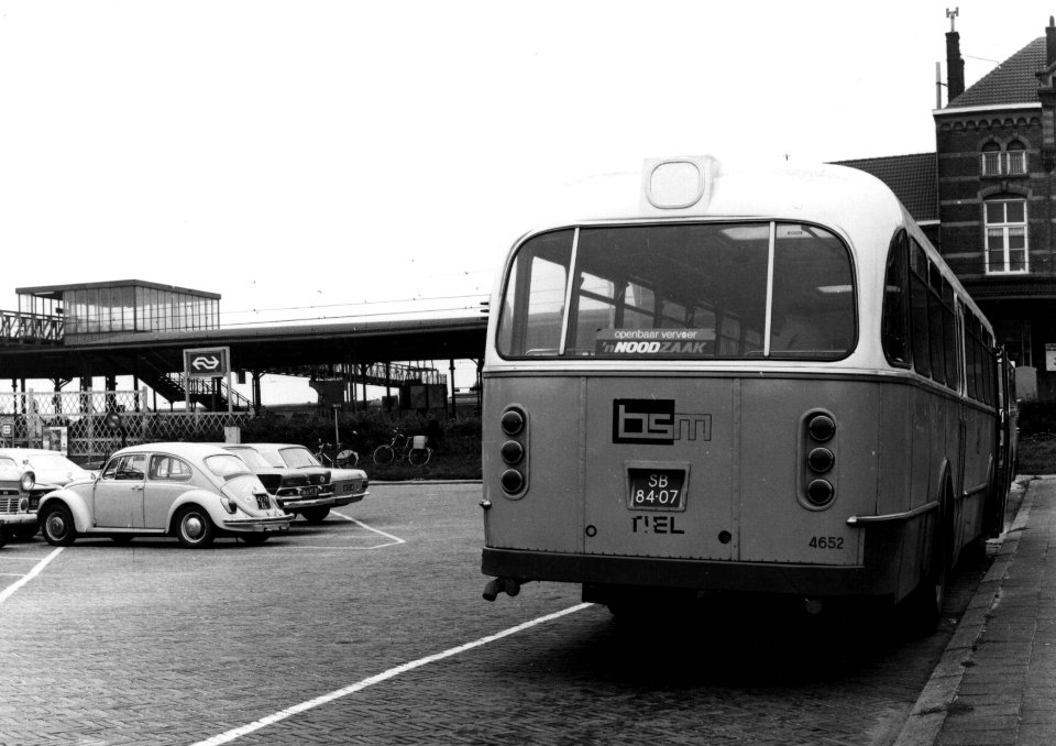 HUA-154206-Afbeelding van de Leyland Werkspoor autobus nr 4652 van de BSM bij het NS station Geldermalsen te Geldermalsen