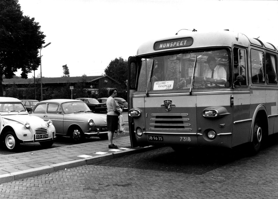 HUA-154204-Afbeelding van de Leyland-Van Hool autobus nr. 7318 van de V.A.D. als lijndienst Nunspeet-Veluwe Randmeer op het Stationsplein te Nunspeet
