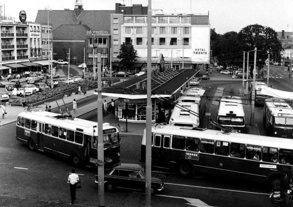 HUA-154201-Gezicht op het stadsbusstation aan het Stationsplein te Arnhem met enkele trolleybussen van het G.V.A