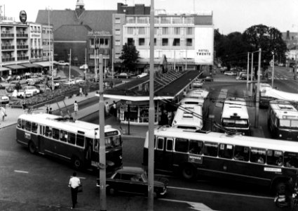 HUA-154201-Gezicht op het stadsbusstation aan het Stationsplein te Arnhem met enkele trolleybussen van het G.V.A