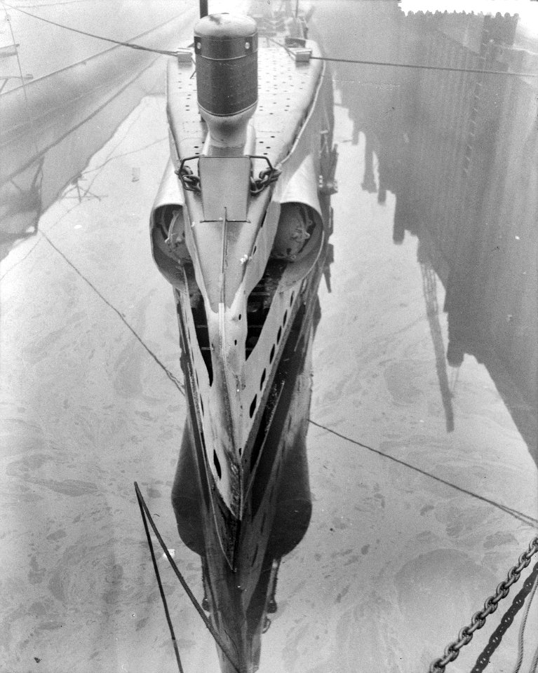 Hr Ms Zwaardvis in de Waalhaven na de aanvaring, Bestanddeelnr 909-1648