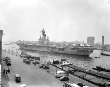 Hr Ms vliegkampschip Karel Doorman in Rotterdam voor de reis naar Nieuw Guin, Bestanddeelnr 911-2711