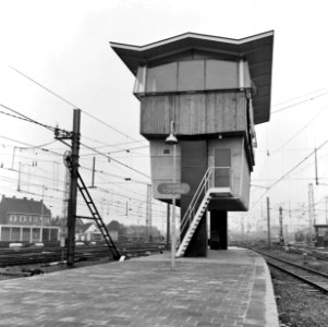 HUA-155178-Gezicht op het nieuwe seinhuis post A op het tweede perron van het NS station Utrecht CS te Utrecht