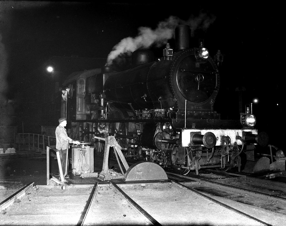 HUA-155262-Afbeelding van stoomlocomotief nr. 3702 (serie 3700-3800, nrs. 3701-3820) van de N.S. op een draaischijf bij avond