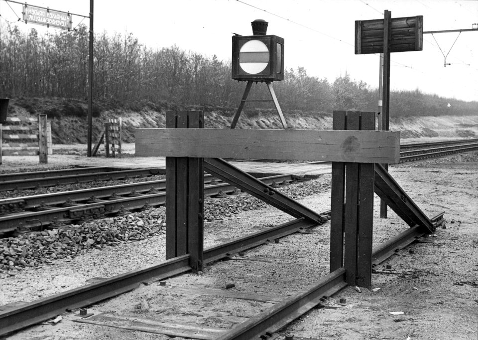 HUA-155278-Afbeelding van een stootjuk Hercules sr. met afsluitlantaarn op het emplacement van het N.S.-station Ede-Wageningen te Ede
