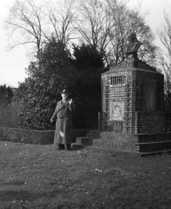 Hr. Basyleck oprichter Comenius monument bij het monument te Naarden, Bestanddeelnr 901-6154