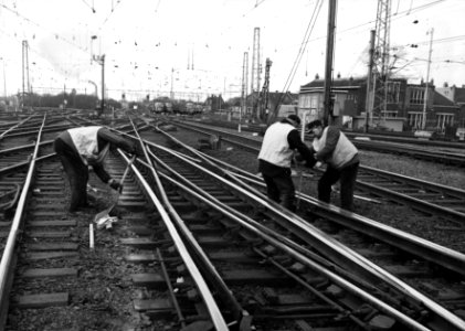 HUA-155270-Afbeelding van enkele baanwerkers op het emplacement aan de noordzijde van het N.S.-station Utrecht C.S. te Utrecht photo