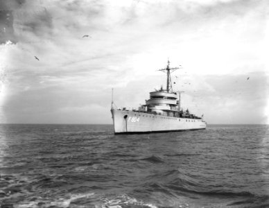 Hr. Ms. Van Kinsbergen na 3 jaar uit Nieuw Guinea weer te Den Helder, Bestanddeelnr 906-9674