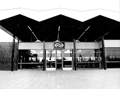 HUA-155915-Gezicht op de ingang van het N.S.-station Gorinchem te Gorinchem