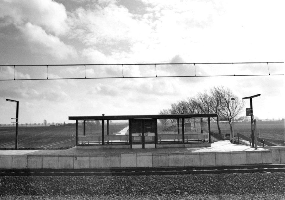 HUA-155959-Gezicht op de abri op het perron van het N.S.-station Hoofddorp te Hoofddorp