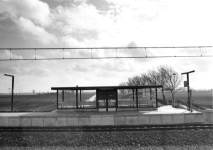 HUA-155959-Gezicht op de abri op het perron van het N.S.-station Hoofddorp te Hoofddorp