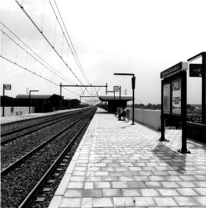 HUA-155954-Gezicht op de perrons van het nieuwe N.S.-station Helmond Brouwhuis te Helmond