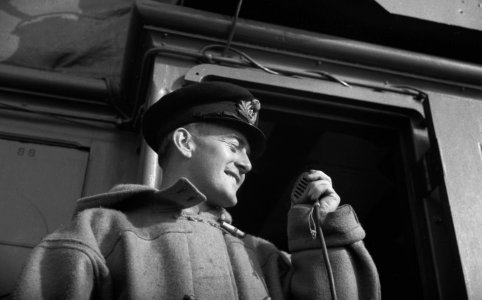 Hr. Ms. Flores. De Britse liaison-officier geeft orders aan de vrachtschepen …, Bestanddeelnr 934-9991