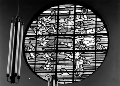 HUA-154052-Afbeelding van het glas in lood venster van de kunstenaar H Campendonk voorstellende de vogeltrek in de stationshal van het NS station Amsterdam Muide