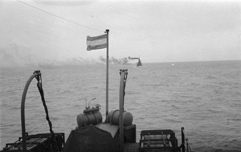 Hr. Ms. Flores. Nederlandse vlag op achterplecht, Bestanddeelnr 934-9985