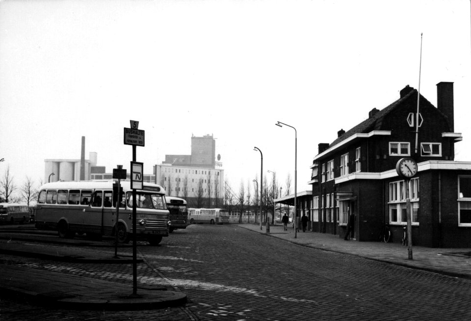 HUA-154169-Gezicht op het autobusstation te Leeuwarden