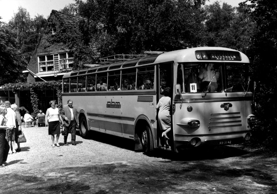 HUA-154186-Afbeelding van een Leyland autobus van de N.B.M. tijdens een dagtocht bij een uitspanning