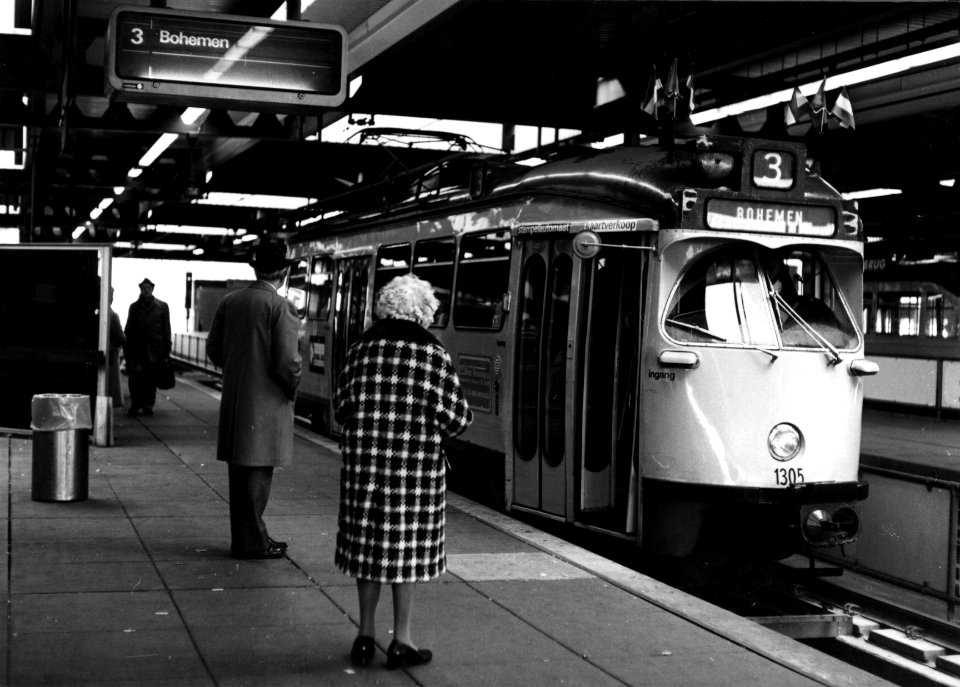 HUA-154168-Afbeelding van H.T.M.-tram 1305 als lijn 3 naar Bohemen op het Centraal Station te Den Haag