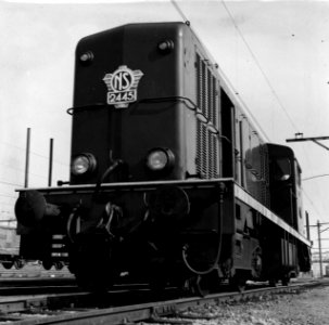HUA-154304-Afbeelding van de diesel electrische locomotief nr 2445 serie 2400 2500 van de NS te Zwolle