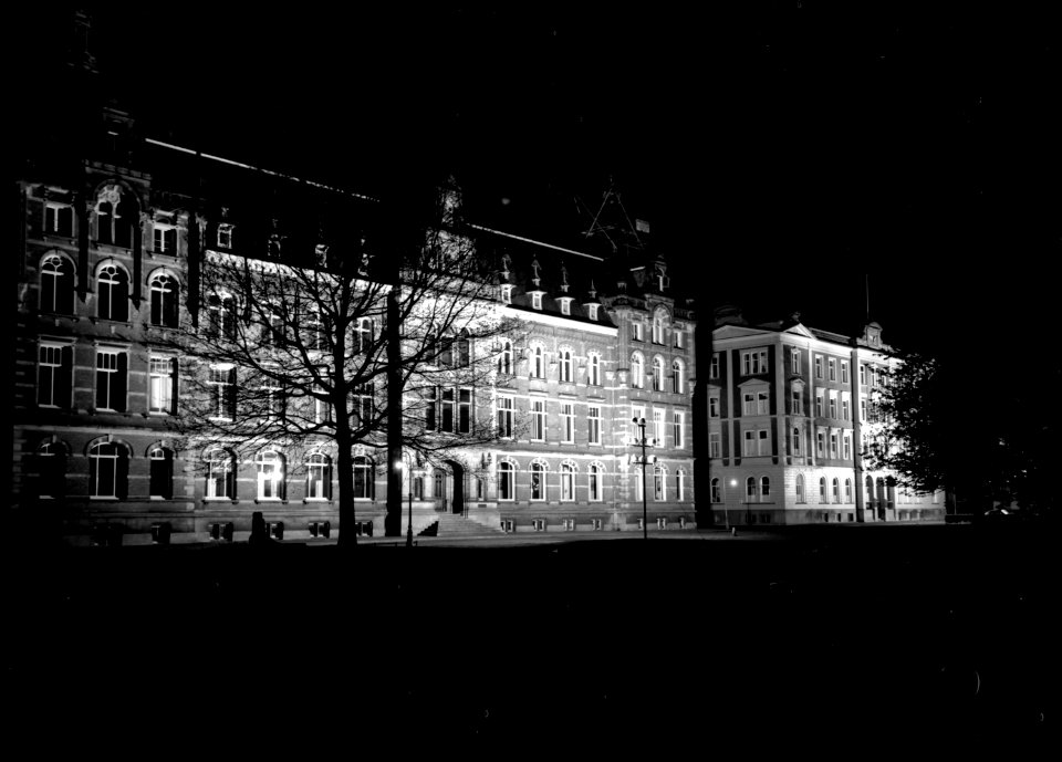HUA-154373-Gezicht op de verlichte voorgevels van de Hoofdadministratiegebouwen II en I (HGB II en I, Moreelsepark) van de N.S. te Utrecht