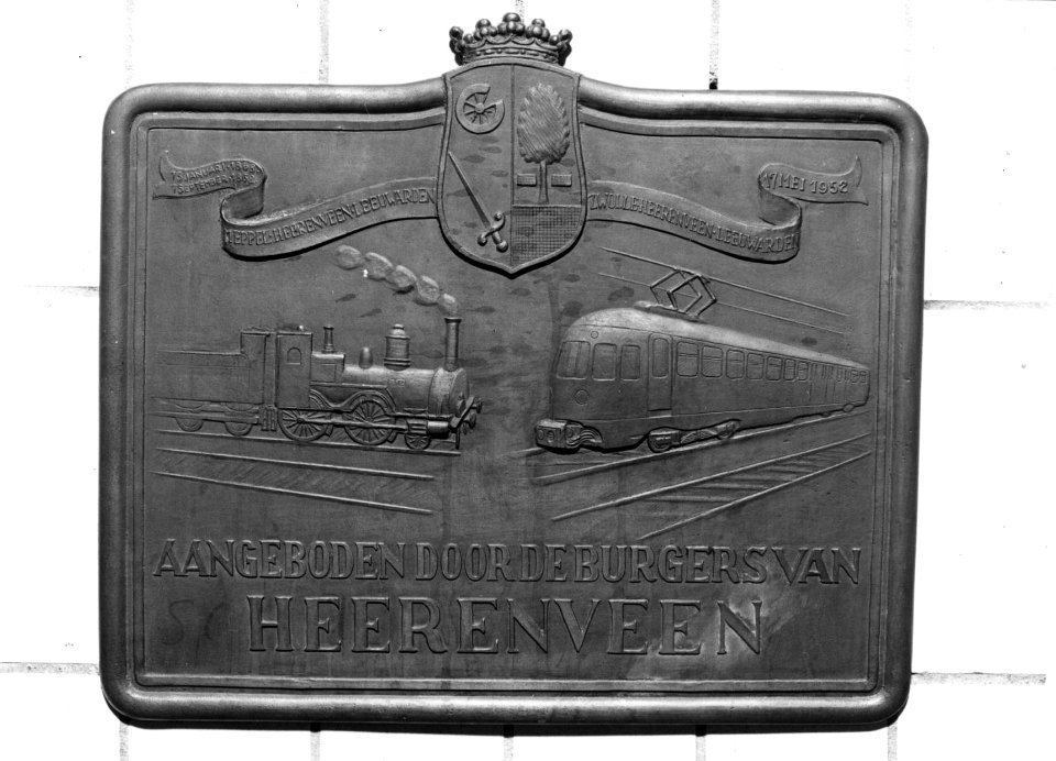 HUA-154068-Afbeelding van de plaquette in het N.S.-station Heerenveen, aangeboden door de burgers van Heerenveen op 17 mei 1952, ter herinnering aan de electrificatie van het baanvak Zwolle-Leeuwarden