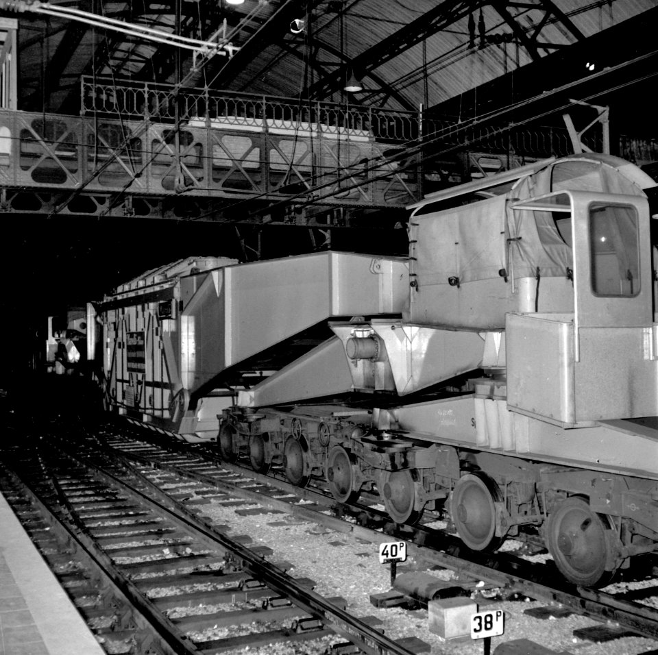 HUA-154079-Afbeelding van het nachtelijke vervoer van een transformator van de firma Smit te Nijmegen met behulp van een speciale dieplader