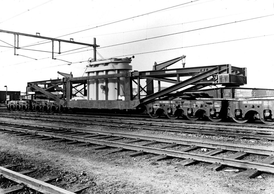 HUA-154075-Afbeelding van een kuilwagen met een transformator op het N.S.-emplacement te 's-Hertogenbosch