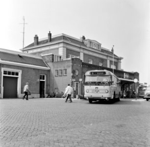 HUA-154192-Gezicht op het N.S.-station Apeldoorn te Apeldoorn met de Leyland-Verheul streekbus nr. 4356 van de V.A.D. als lijn 19 van Apeldoorn naar Dieren