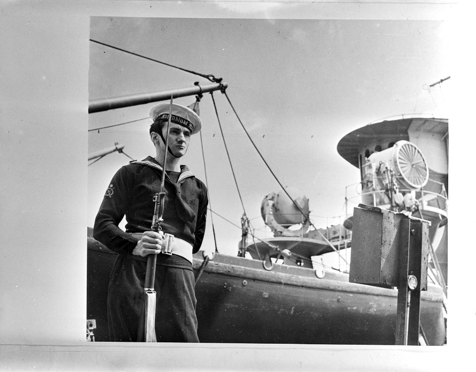 Hr. Ms. Jacob van Heemskerck terug in Groot-Brittannië na operaties in het Ver, Bestanddeelnr 935-0374
