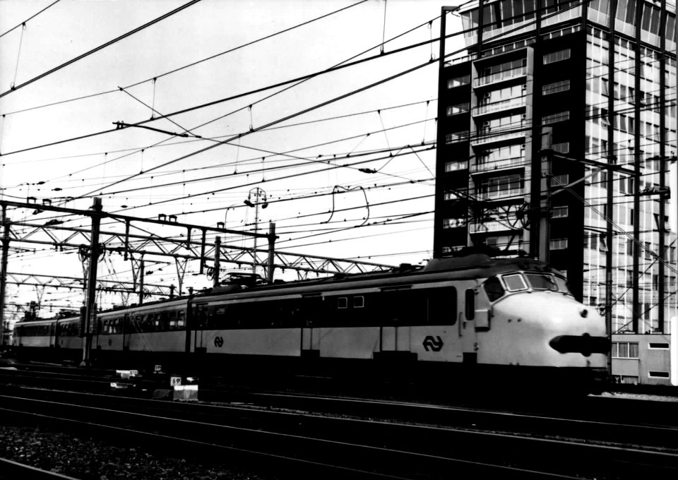 HUA-151731-Afbeelding van een electrisch treinstel Mat 1954 plan F of G van de NS bij het NS station Amsterdam CS westzijde te Amsterdam
