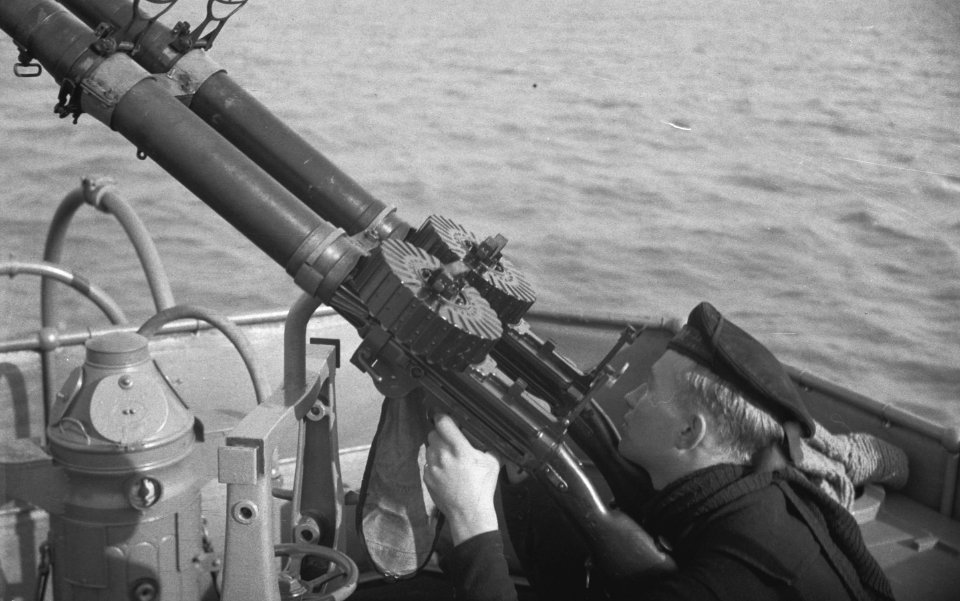 Hr. Ms. Flores. Een Jantje achter het luchtafweergeschut, Bestanddeelnr 934-9989