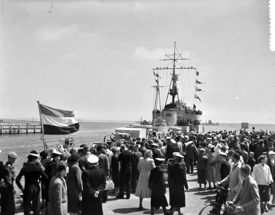 Hr Ms Van Speijk vertrek Den Helder naar Antillen, Bestanddeelnr 907-8504