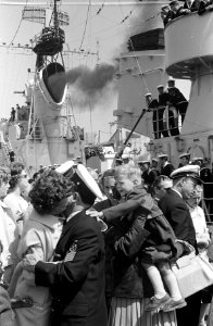 Hr Ms Overijssel vanuit Den Helder naar Nieuw-Guinea afscheid, Bestanddeelnr 914-0287